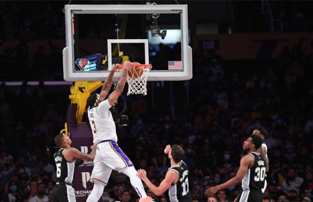 bob半岛体育官方网站-34+15+6制霸内线！浓眉哥令斯台普斯响起MVP呐喊